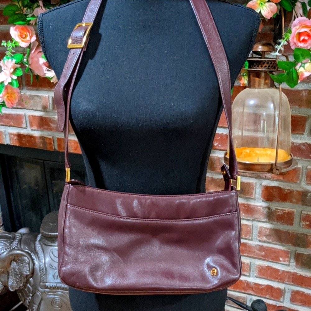 Vintage Etienne Aigner leather shoulder bag with adjustable strap.